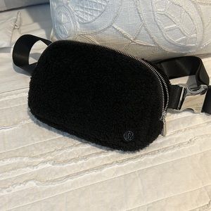 LULULEMON black Sherpa belt bag